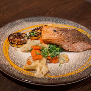 Steak de somon cu legume înăbușite