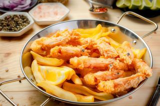 Creveți mari 30/40 pe pat de cartofi