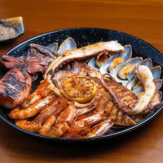 Platou mixt grill (2-3 persoane) +o sticla de Budureasca Clasic