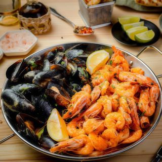 Platou cu scoici & creveți în vin și usturoi