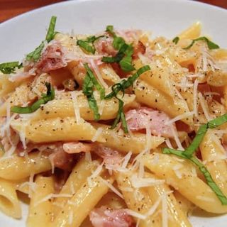 Penne în sos alb cu piept de pui