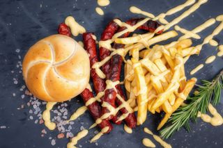 Cârnați oltenești cu muștar, chiftă și cartofi prăjiți cu usturoi