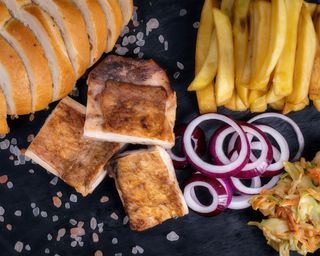 Pulpe dezosate la grătar cu cartofi prăjiți și salată