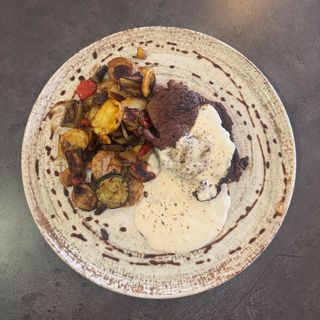 Antricot de vițel cu sos gorgonzola&legume la grill