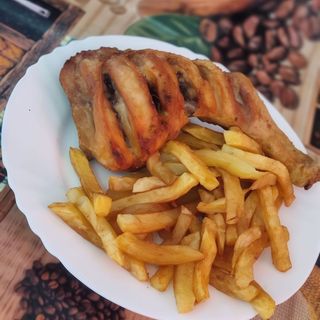 Pulpă de pui + cartofi prăjiți + salată asortata