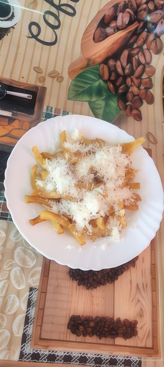 Cartofi prăjiți cu telemea de vacă