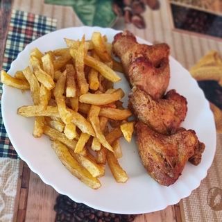 Aripioare pui+cartofi+salata asortata