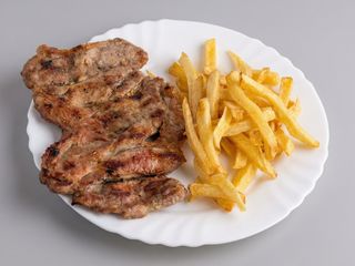 Ceafă de porc + cartofi prăjiți