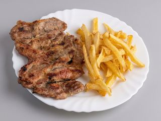 Ceafă de porc + cartofi + salată asortată