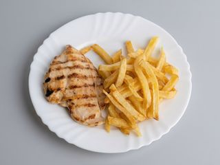 Piept pui + cartofi prăjiți + salată