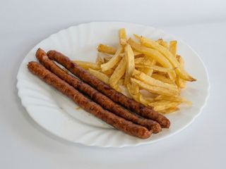 Cârnaciori + cartofi prăjiți