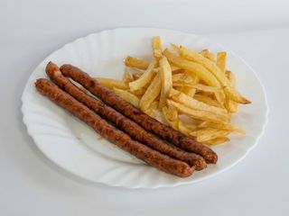 Cârnaciori + cartofi + salată asortata