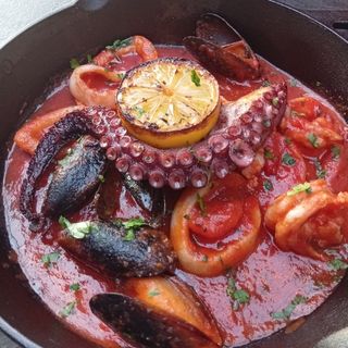 Tigaie Picantă cu Fructe de Mare și Caracatiță