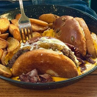 Burger de vită în sos cheddar ( 710g )