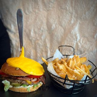 Burger Flambe cu sos cheddar ( 600g )