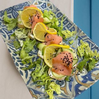 Bruschete cu tirokafteri si somon fume ( 250g )