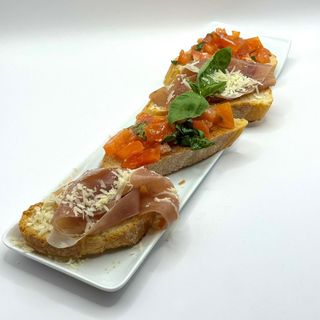 Bruschete cu prosciutto crudo si rosii ( 250g )