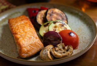 File de somon grill cu legume la grătar ( 420g )