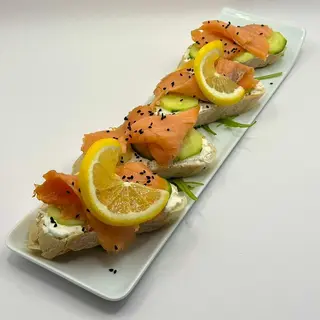 Bruschete cu tirokafteri si somon fume ( 250g )