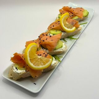 Bruschete cu tirokafteri si somon fume ( 250g )
