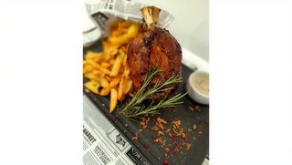 Ciolan de porc cu cartofi prăjiți