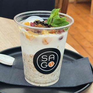 Ovaz cu iaurt si fructe