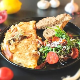 Omletă cu șuncă, ciuperci, Cheddar și trufe