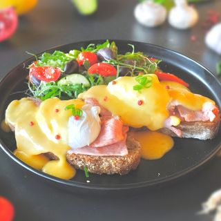Ouă Benedict cu salata 300g