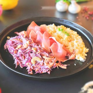 Papară cu jambon, grana și salată de varză roșie cu mere și caju