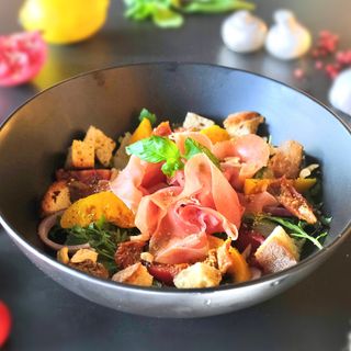Salată Mediteraneană cu prosciutto Crudo și mozzarella