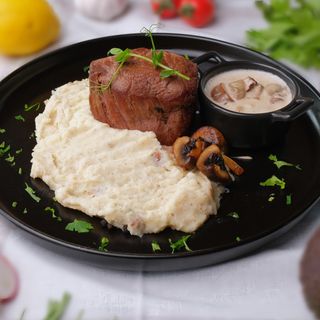 Mușchi de vită cu sos de hribi și cartofi piure cu trufe