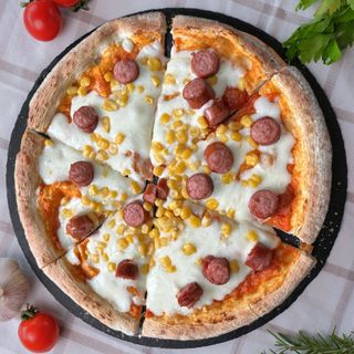 Pizza cu crenvurști de casă și porumb