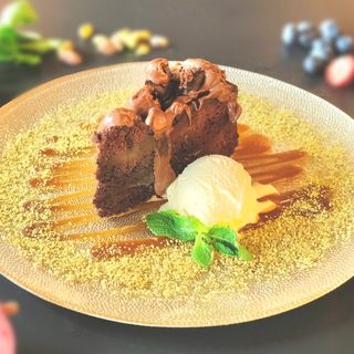 Tort de ciocolată cu fistic și nociola