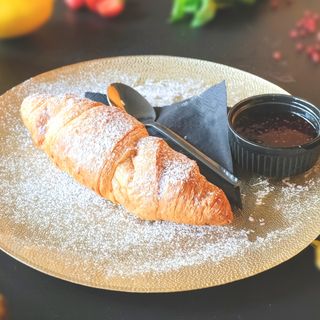 Croissant cu sos de ciocolată sau gem de zmeură