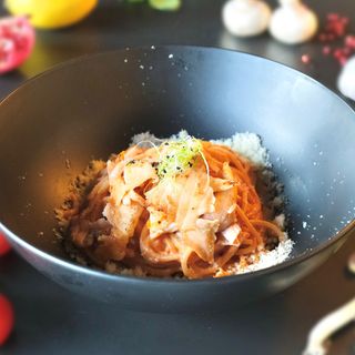 Spaghete cu somon si sos roze