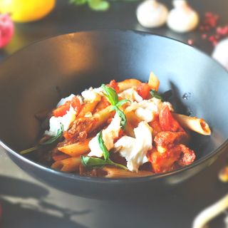 Penne cu mozzarella și roșii