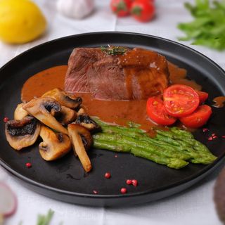 Filet Mignon cu sos demi-glace si sparanghel cu ciuperci