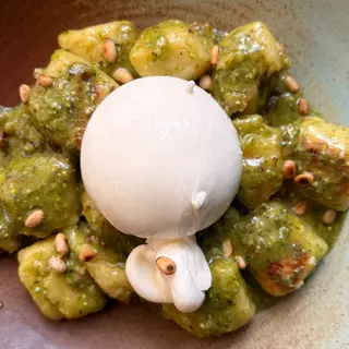 Gnocchi genovese cu burrata