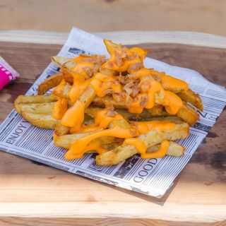 Cartofi cu sos Cheddar și ceapă caramelizată