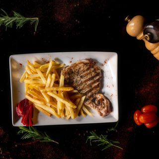 Cotlet de porc la gratar, cartofi prajiti & sos de usturoi