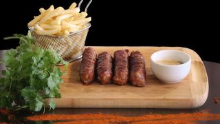 4 Mici la Gratar cu cartofi prajiti & mustar