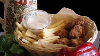 Aripioare de Pui Semipicante, Cartofi Prajiti & Maioneza de Usturoi