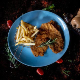 Snitel de Pui servit cu Cartofi Pai