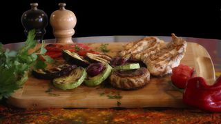 Piept de Curcan la Gratar servit cu Legume la Gratar si Reductie de Otet