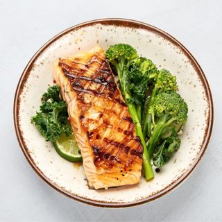 Somon la gratar cu brocoli