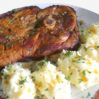 Pulpa de porc la tava cu piure de cartofi si salata de varza