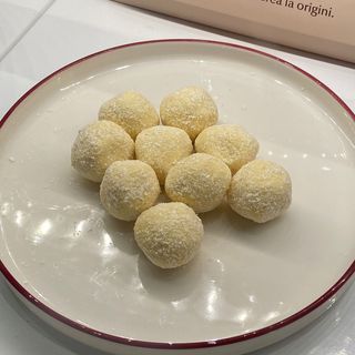 Bomboane cu cocos și migdale