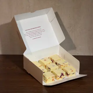 Ciocolată de casă albă cu merișoare și portocală confiată