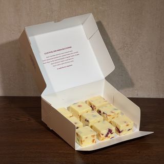 Ciocolată de casă albă cu merișoare și portocală confiată