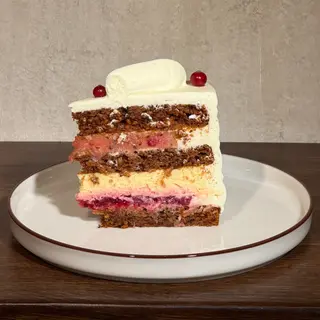 Tort carrot cake cu coacaze rosii